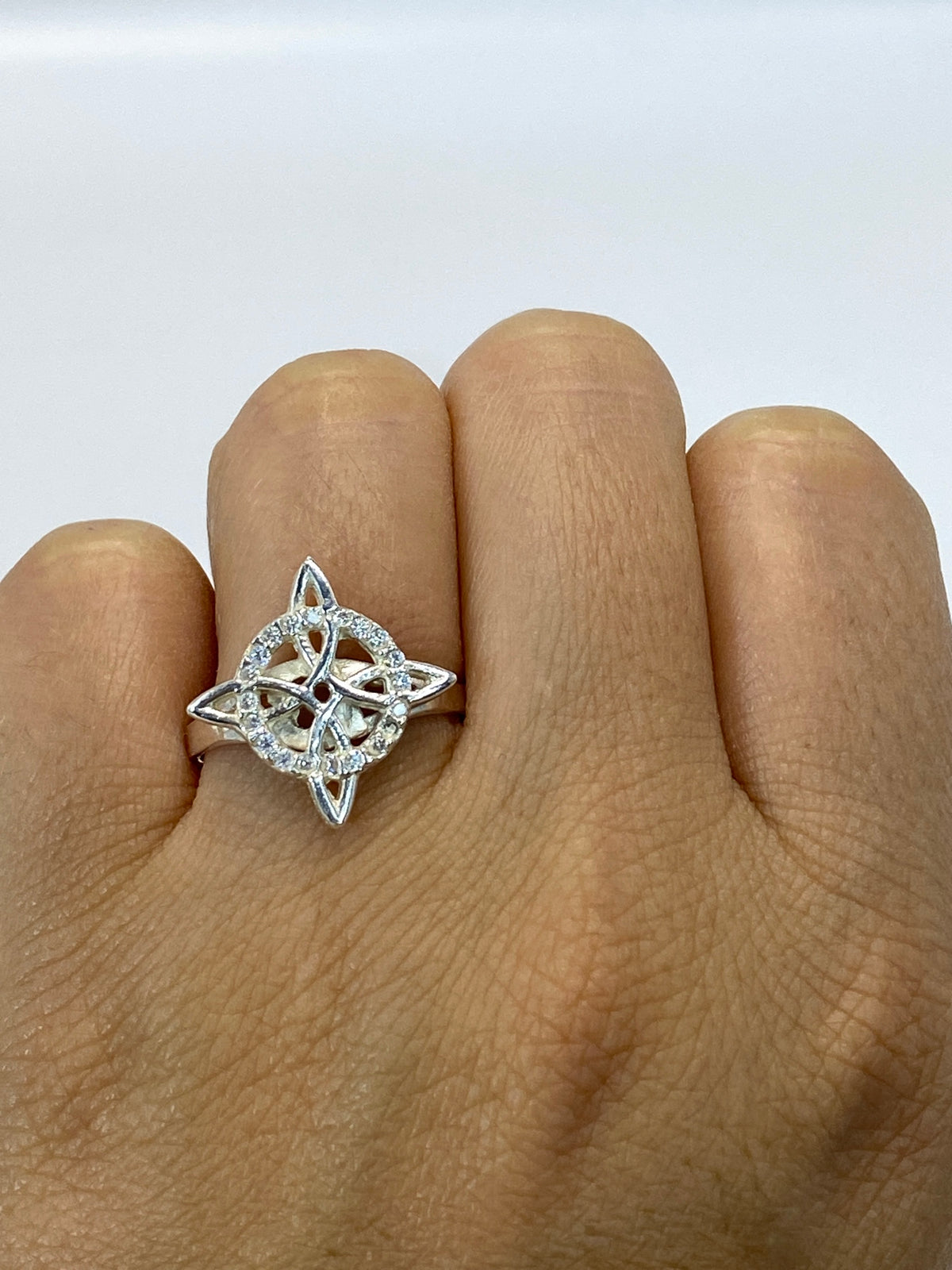 Anillo de Plata Calado con Micro-Circonia — Nudo de Bruja — foto 6
