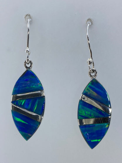 Par de aretes de plata con ópalo de fuego verde olivo engastado, largos elegantes