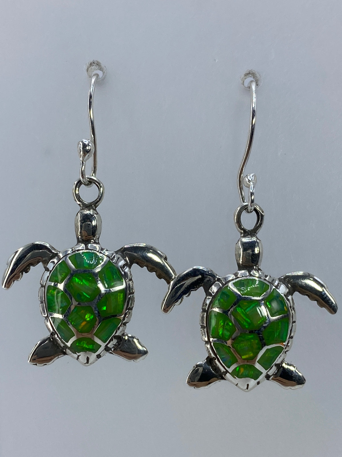 Par de aretes de plata con tortuga marina y ópalo de fuego verde olivo
