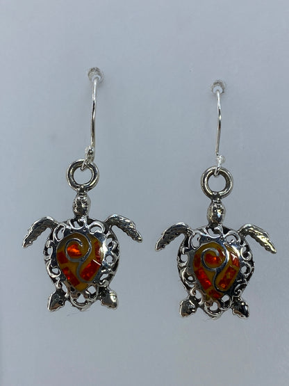 Detalle del engaste de piedra en plata: ópalo de fuego naranja en aretes de Taxco