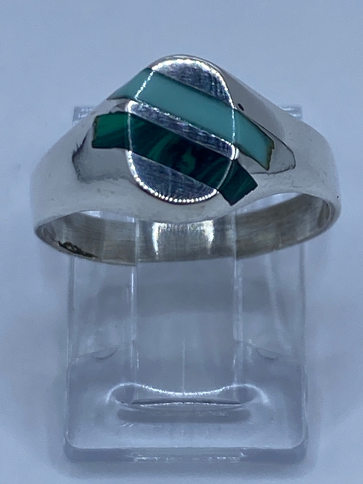 Anillo de plata con turquesa azul cielo y malaquita verde engastadas en Taxco