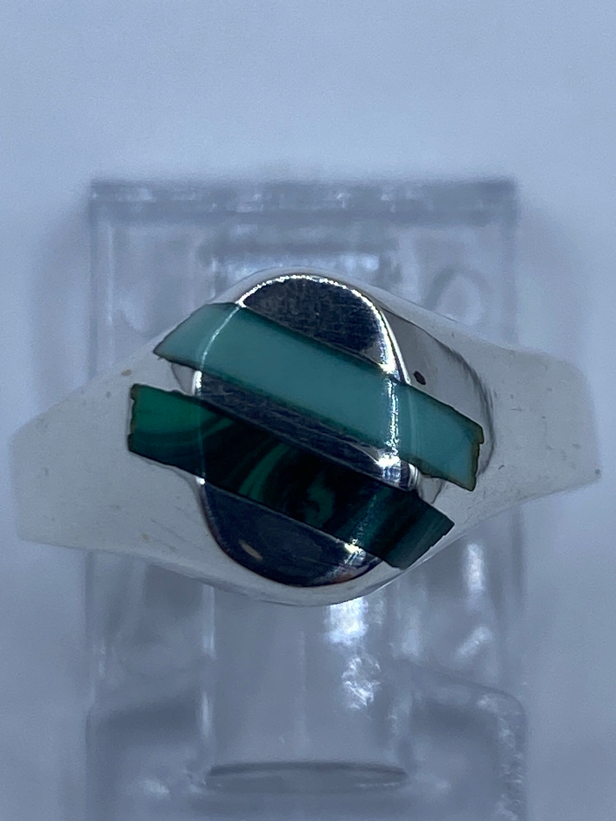Detalle del engaste a mano de las piedras en plata 925