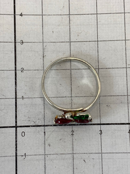 Anillo sobre fondo blanco con el Quinto 925 visible en la banda