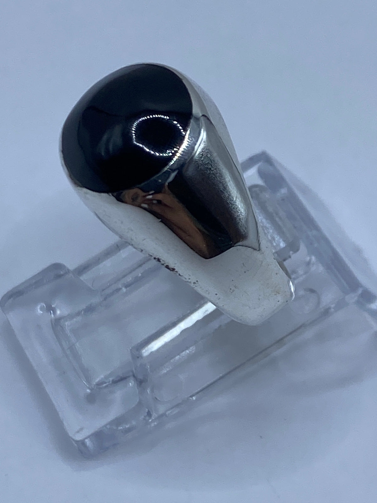 Anillo de plata con ónix negro engastado, vista lateral en la mano