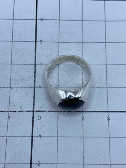 Anillo sobre balanza mostrando peso de 7.1 gramos y sello de autenticidad