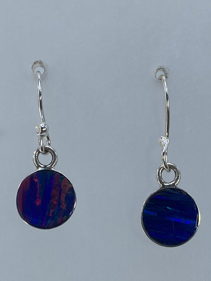 Par de aretes de plata con ópalo de fuego multicolor que brilla en azul, verde y rojo