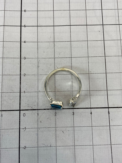 Anillo sobre fondo blanco mostrando el Quinto 925