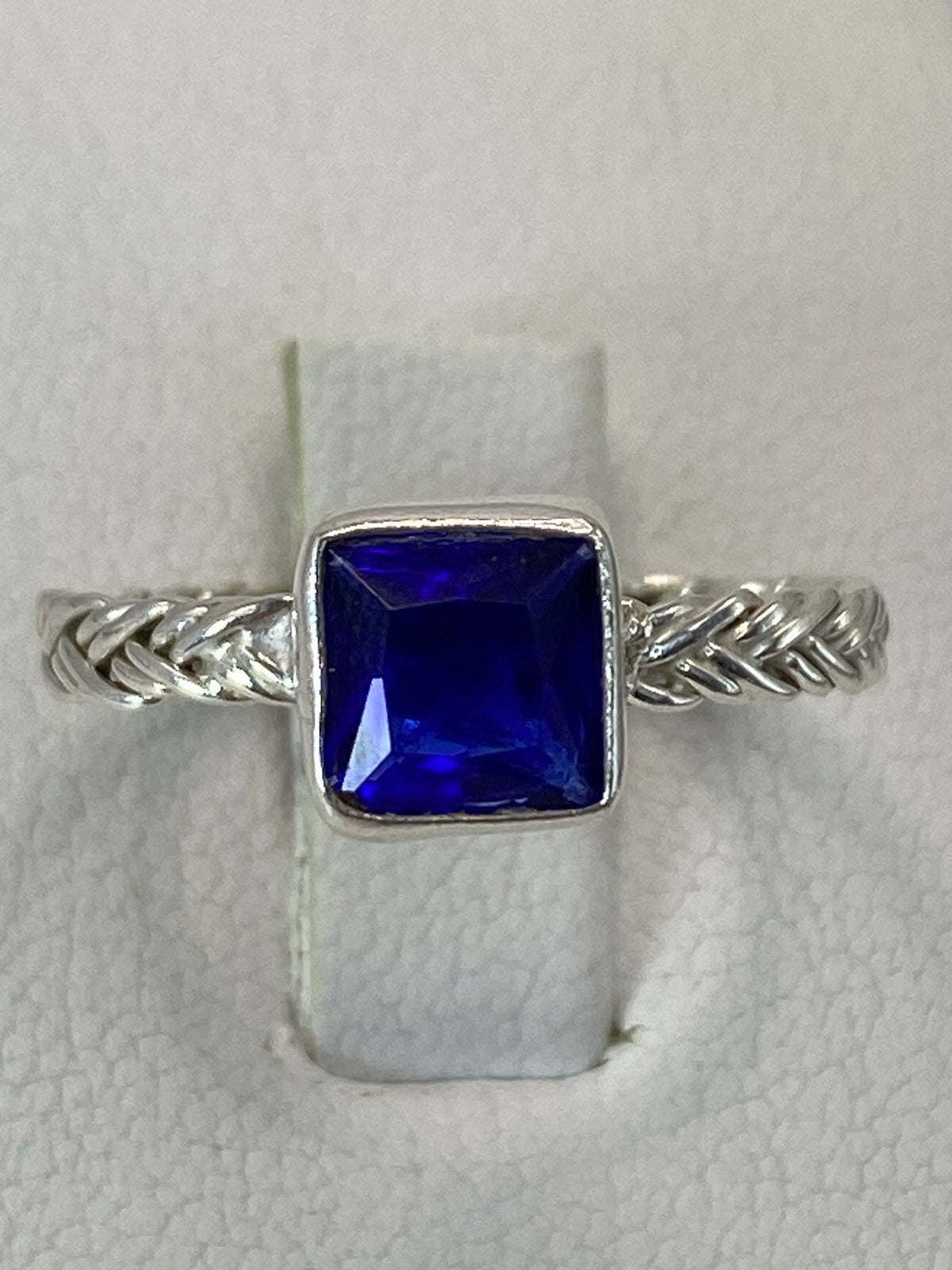 Anillo de plata 925 con circonia azul facetada en diseño de fundición