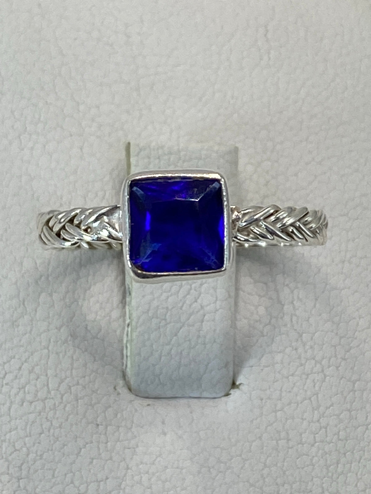 Detalle lateral del anillo de fundición en mano