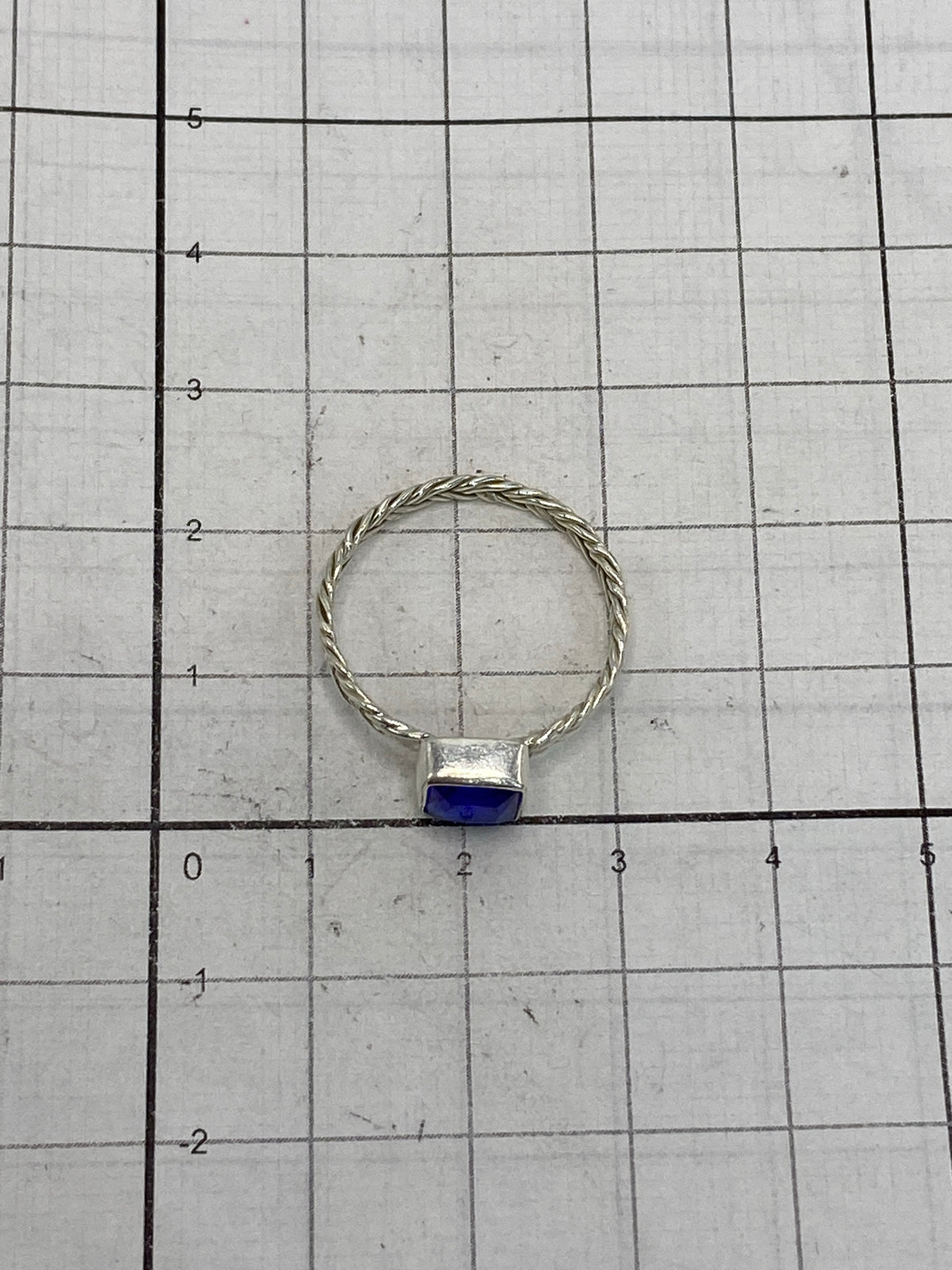 Anillo sobre fondo blanco mostrando la talla 8 y el acabado pulido