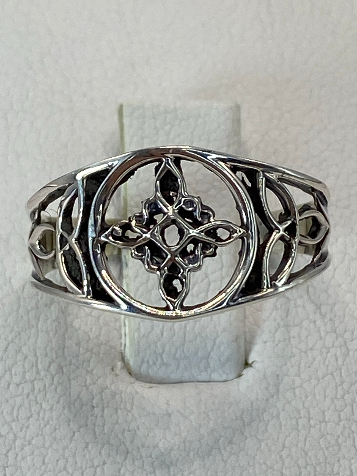 Anillo de plata 925 con calado del Nudo de Bruja en la mano de una mujer