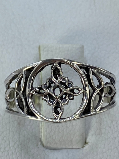 Detalle lateral del calado del Nudo de Bruja en plata pulida
