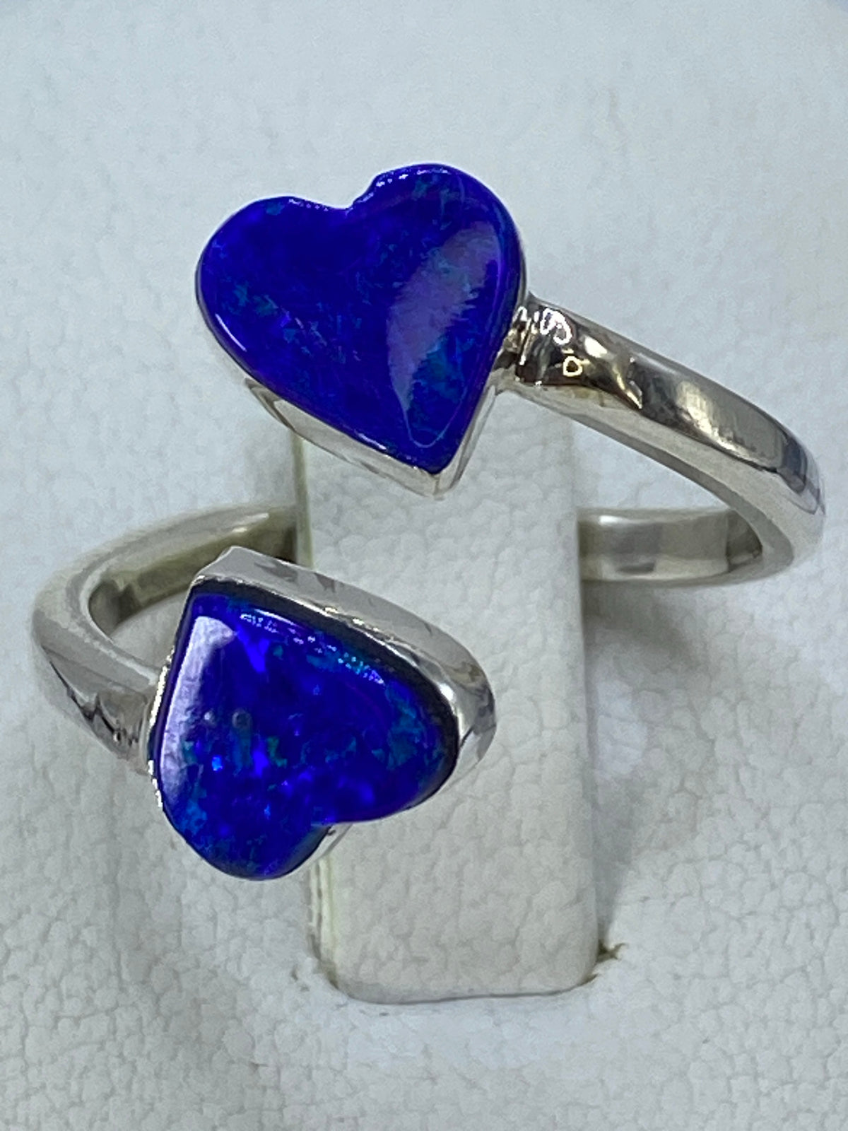 Anillo de plata 925 con solitario de circonia azul brillante en mano de mujer