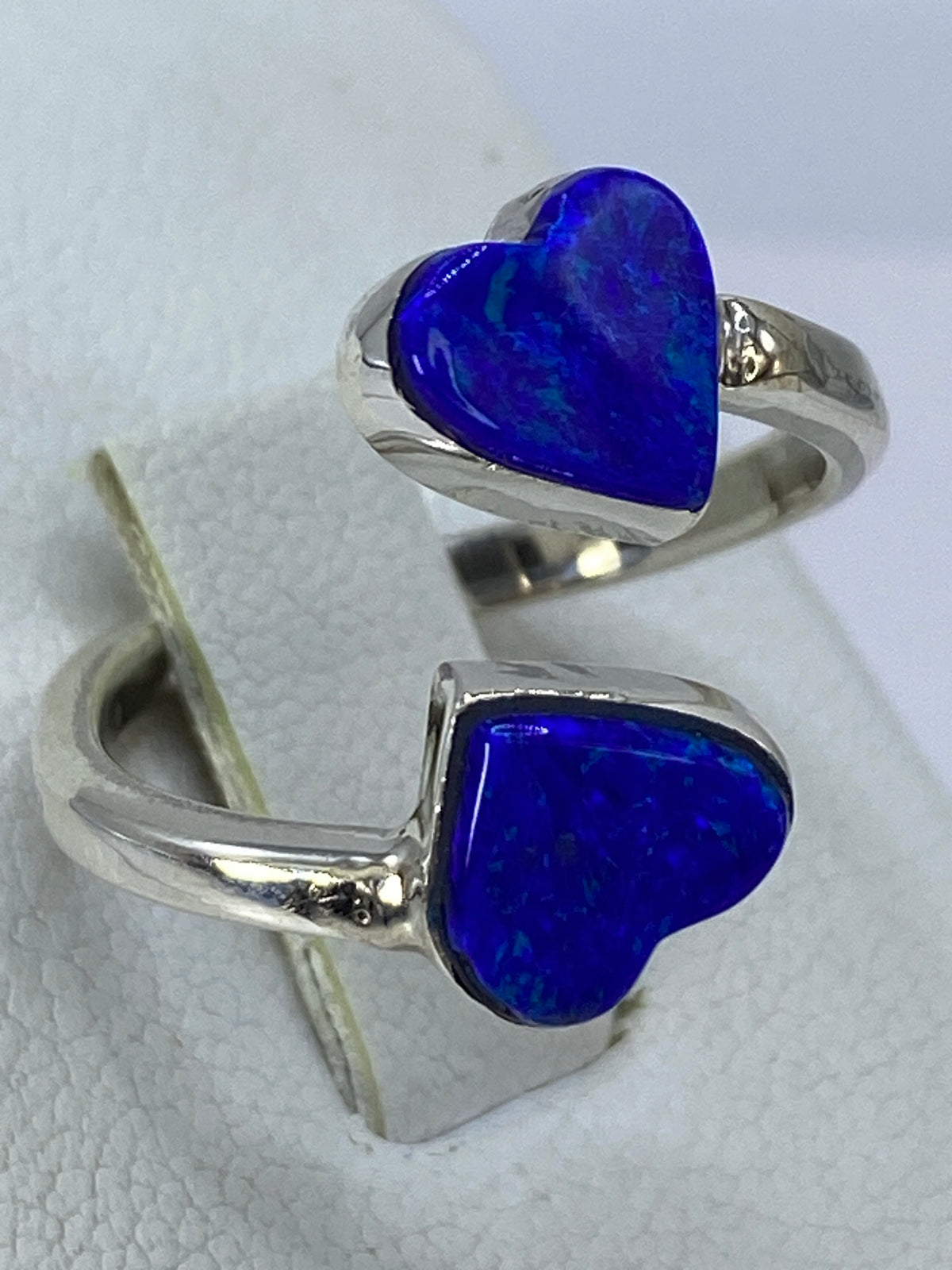 Detalle del engaste de circonia azul en plata pulida, vista frontal