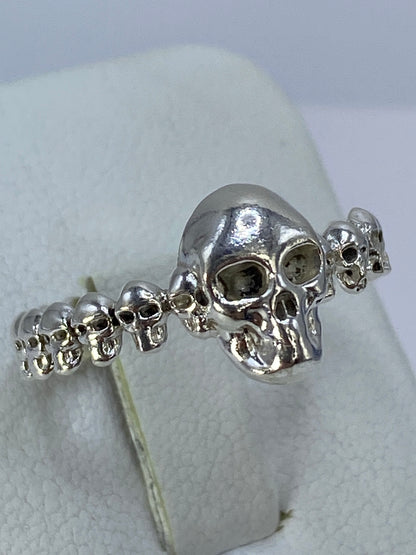Calavera de plata con detalles volumétricos vistos de frente