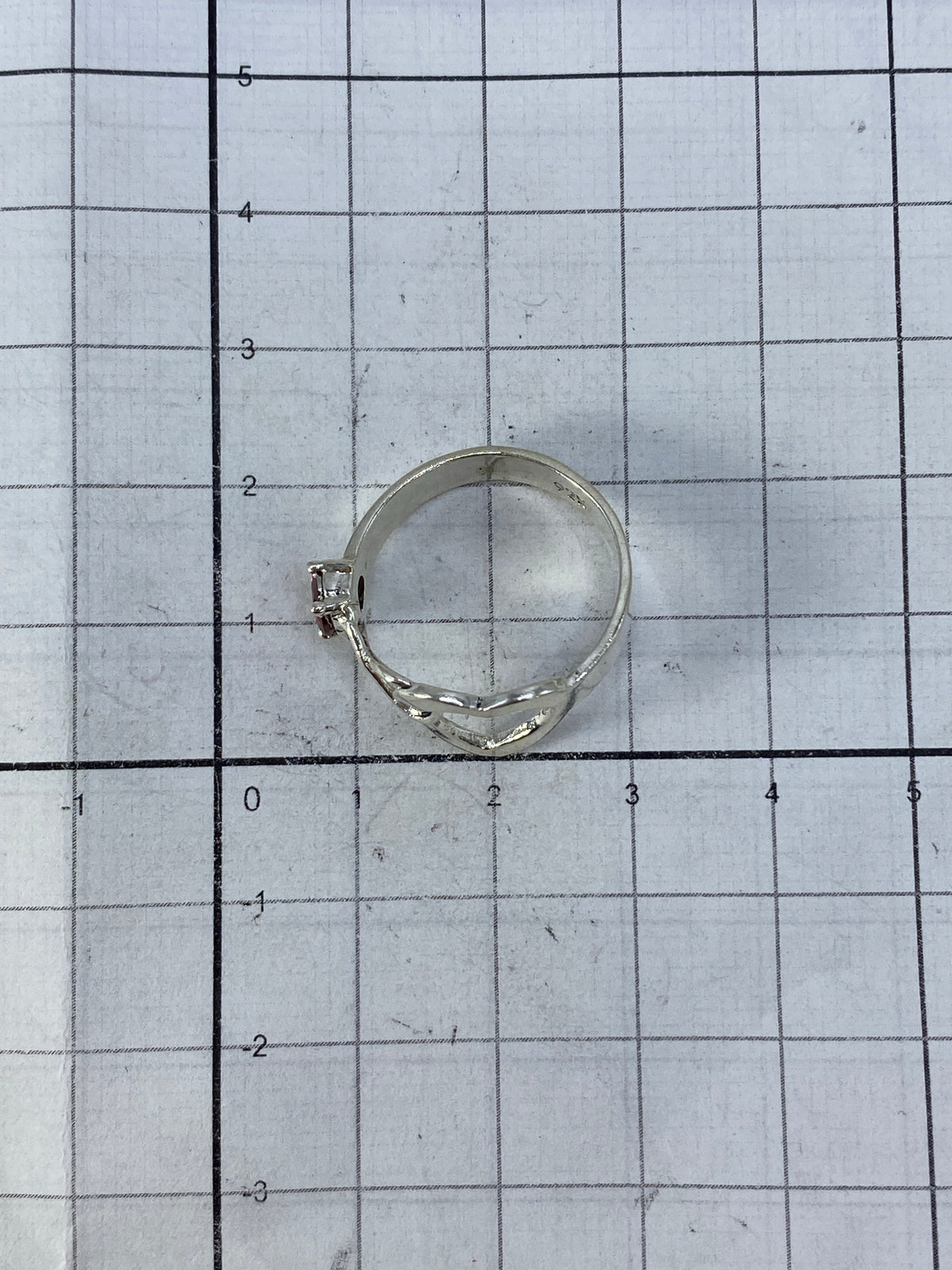 Vista lateral del anillo de plata 925 con Quinto visible