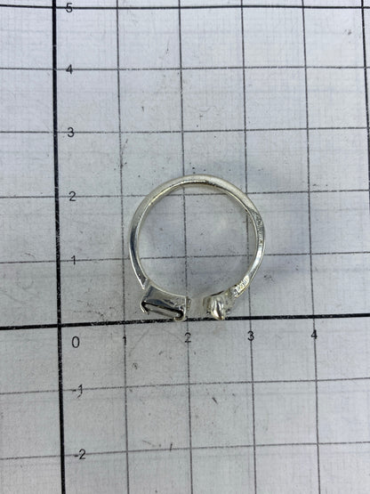 Anillo sobre fondo blanco mostrando el Quinto 925 de Taxco