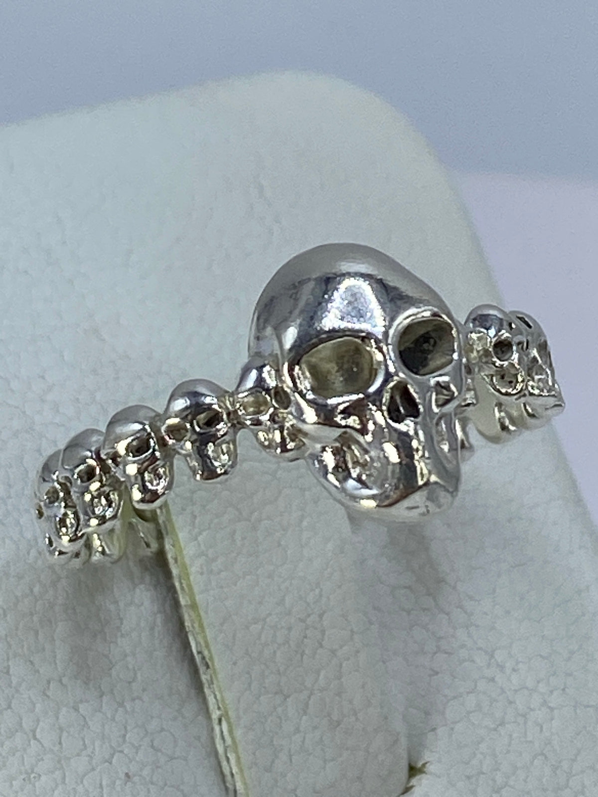 Anillo calavera en plata pura 950 sobre fondo blanco mostrando el Quinto