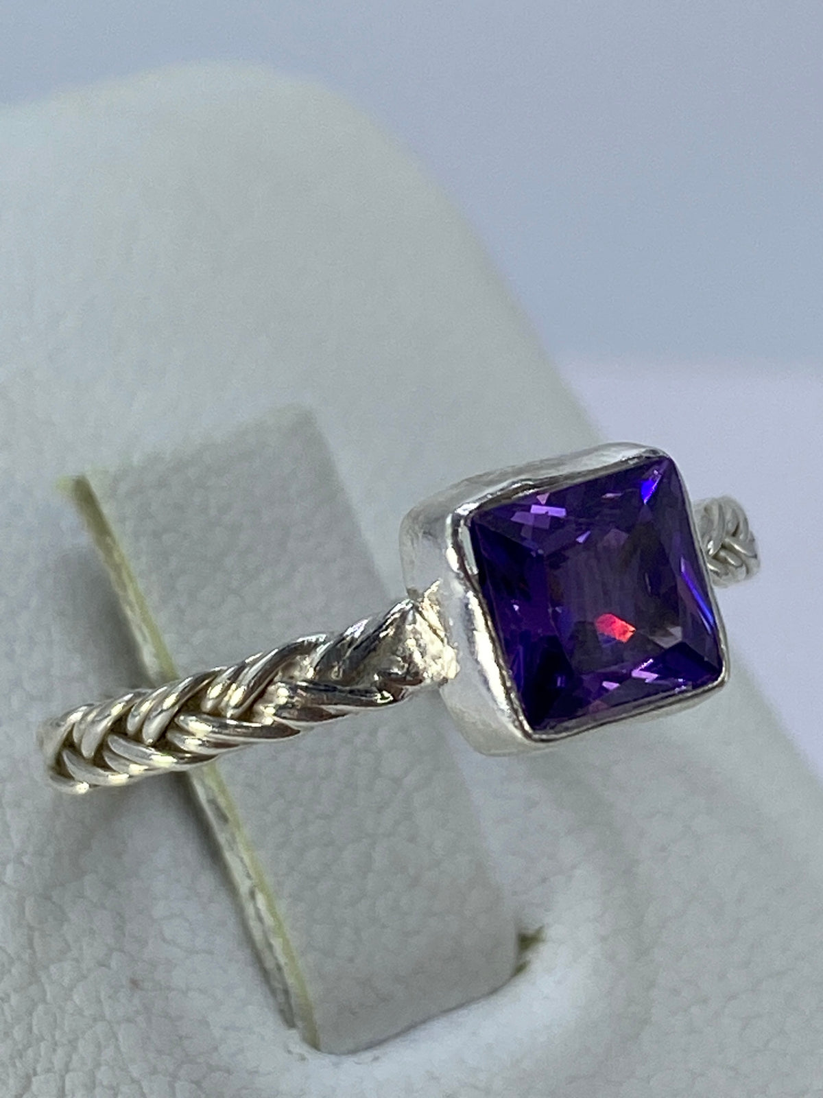 Anillo compacto de plata con circonia, detalle lateral de la fundición