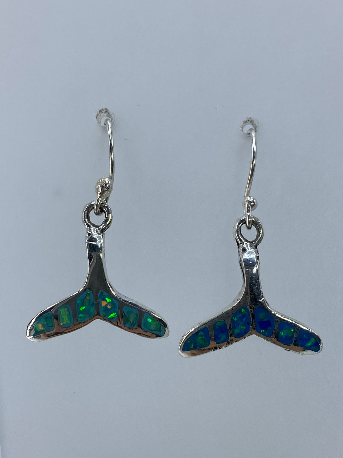 Arete individual de plata 950 con ópalo de fuego engastado a mano, vista frontal