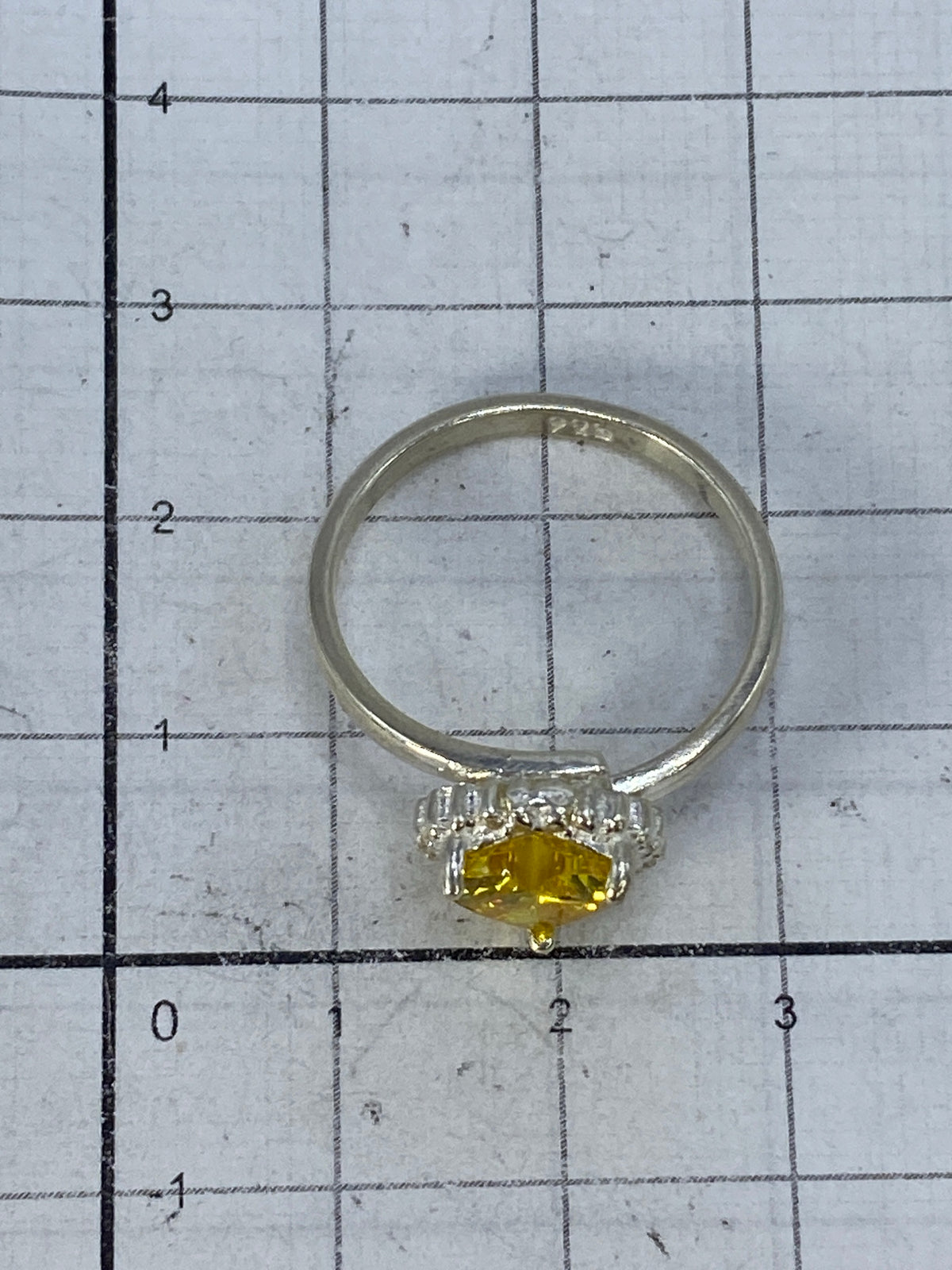 Lateral del anillo con el sello de Quinto 925 visible en la banda