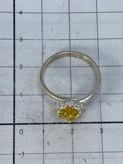 Lateral del anillo con el sello de Quinto 925 visible en la banda
