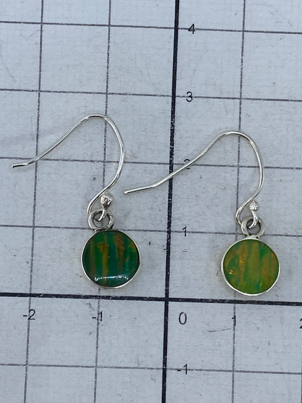 Aretes sobre regla de centímetros: largo total 2.7 cm
