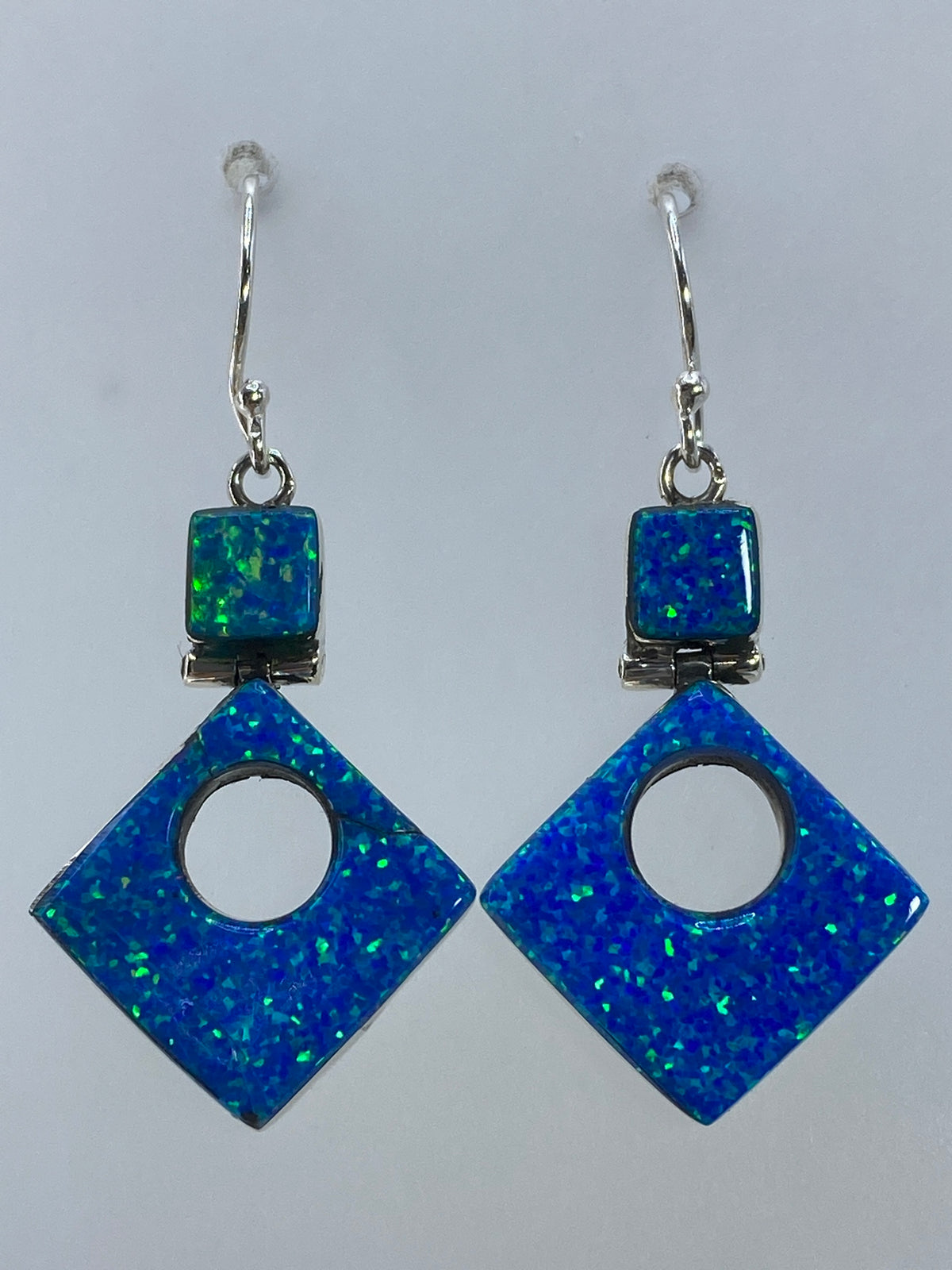 Par de aretes de plata con ópalo de fuego verde olivo engastado en diseño geométrico diamante calado