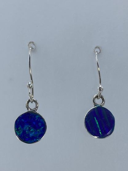 Par de aretes de plata con ópalo de fuego verde en forma de esferas pulidas