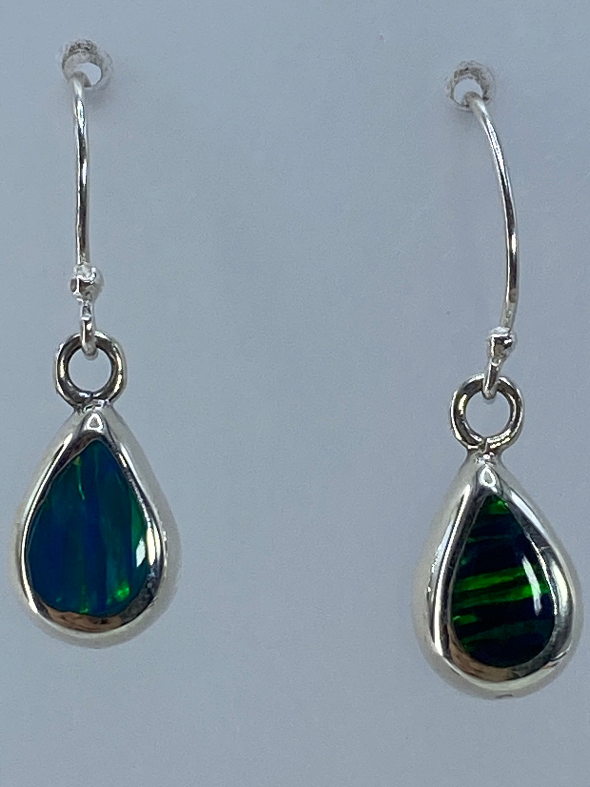 Aretes medidos en escala de centímetros, largo 2.7 cm