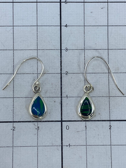 Aretes de plata con ópalo de fuego verde, reverso con Quinto 925 marcado