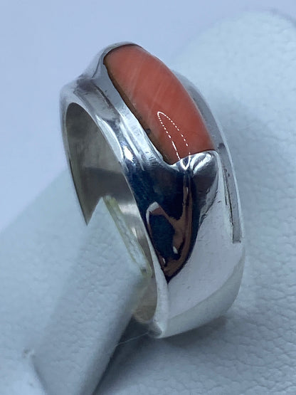 Anillo con coral puesto en la mano, mostrando proporción y calidez de la piedra