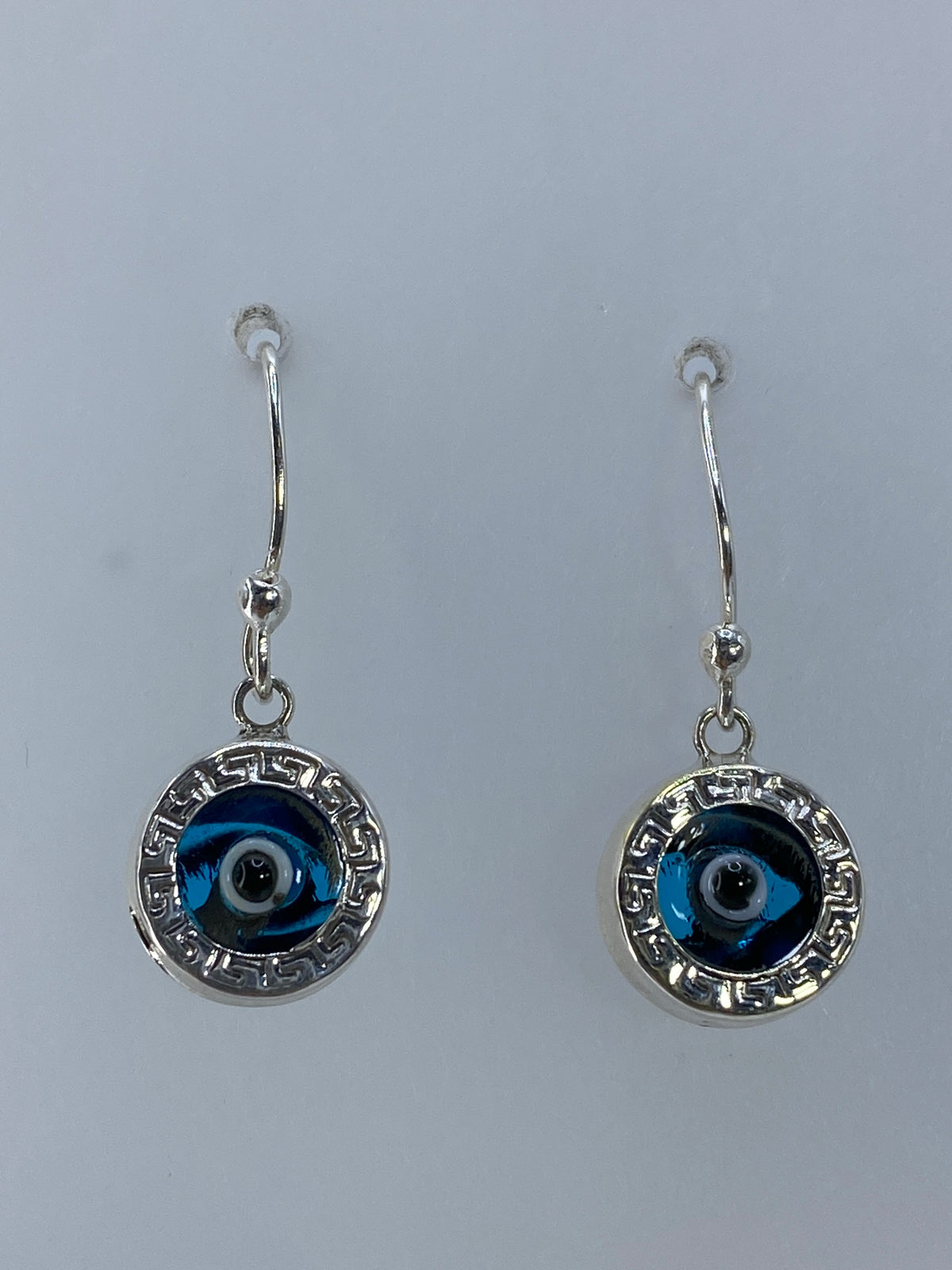 Detalle del engaste de la piedra azul cielo en el ojo de plata 925