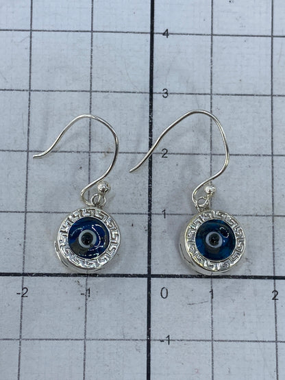 Medida de los aretes junto a regla, largo 2.7 cm