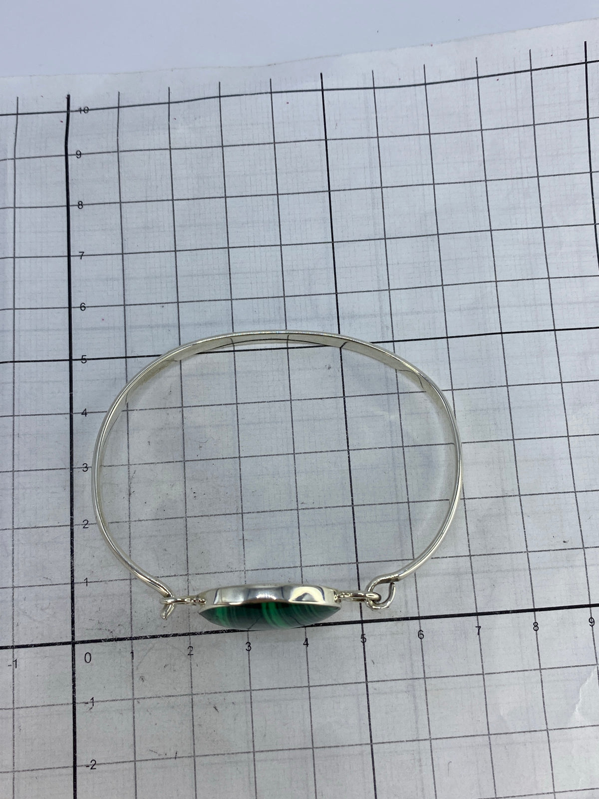 Reverso del brazalete con el sello del Quinto 950