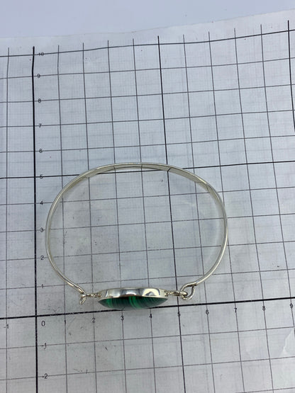 Reverso del brazalete con el sello del Quinto 950