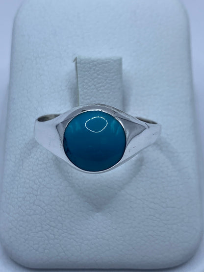 Anillo de plata 925 con turquesa azul cielo engastada, visto sobre fondo blanco