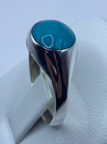 Detalle del engaste de turquesa y la plata pulida del anillo