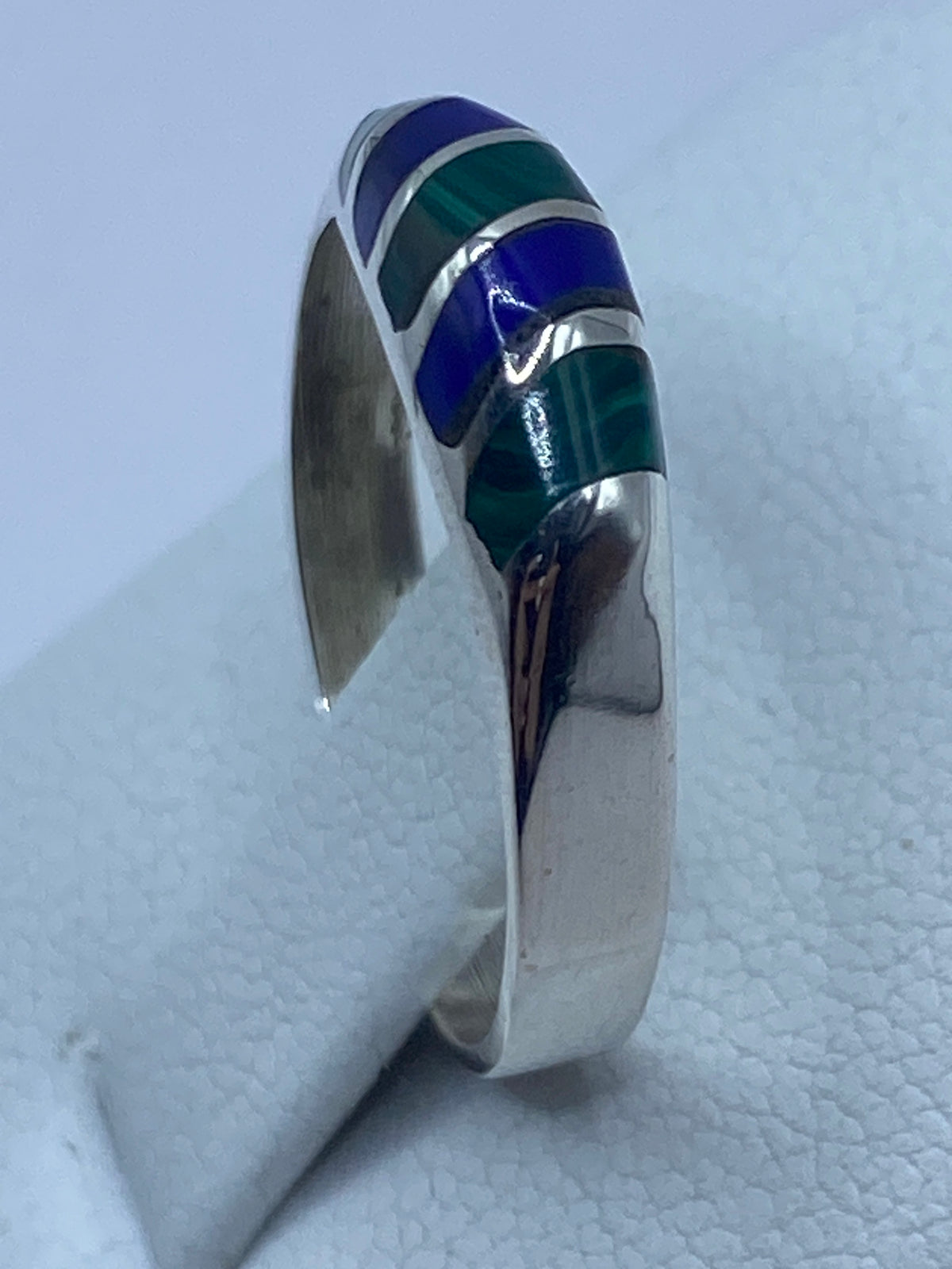 Anillo puesto en dedo mostrando el contraste verde y azul