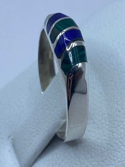 Anillo puesto en dedo mostrando el contraste verde y azul
