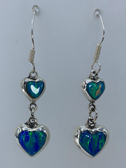 Par de aretes de plata con ópalo de fuego verde olivo y destellos multicolor