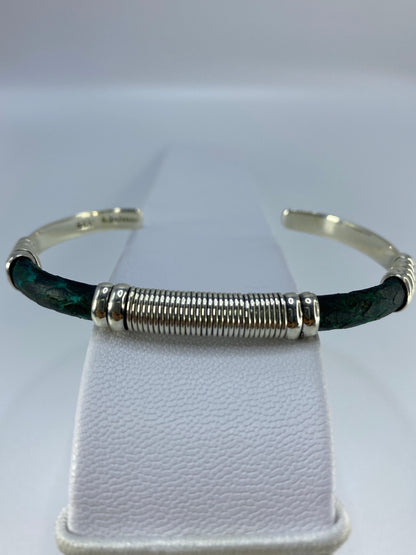 Brazalete puesto en la muñeca de una mujer, mostrando el ancho de banda 6.2 cm