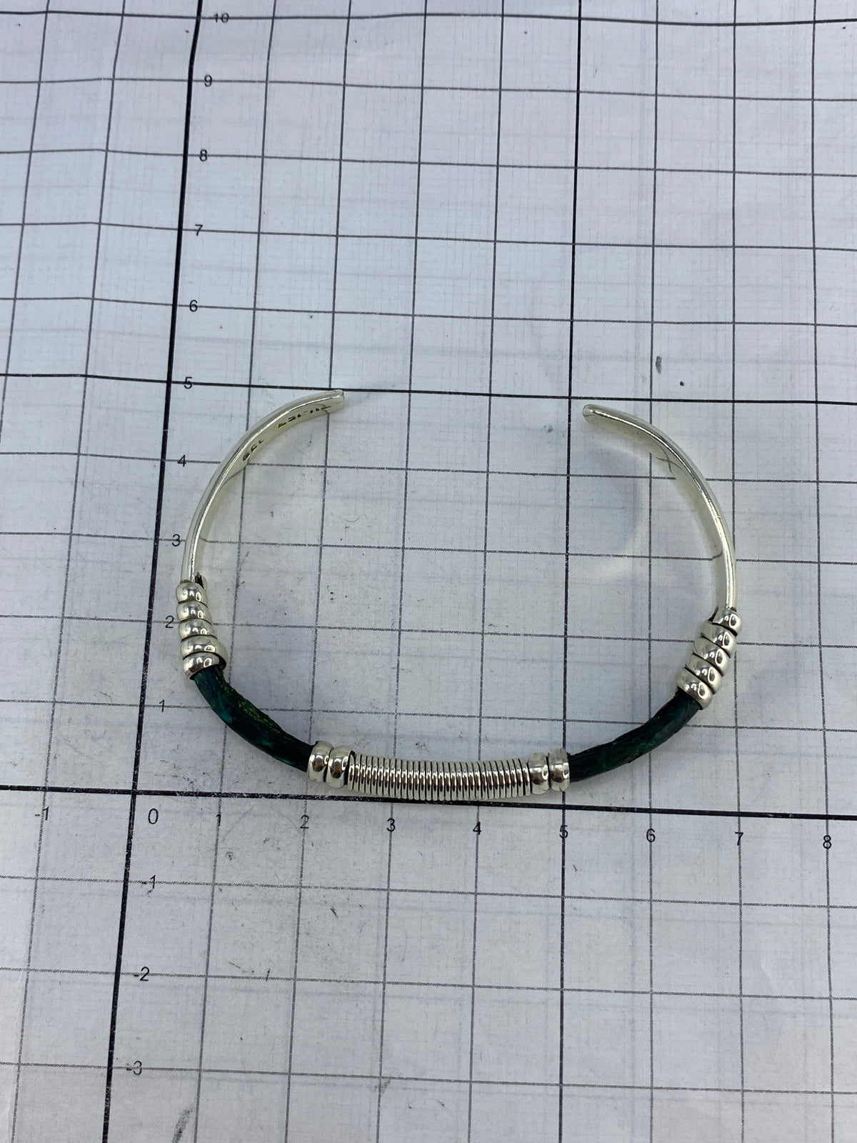 Detalle del cartoneado de plata 925 con Quinto grabado en el interior