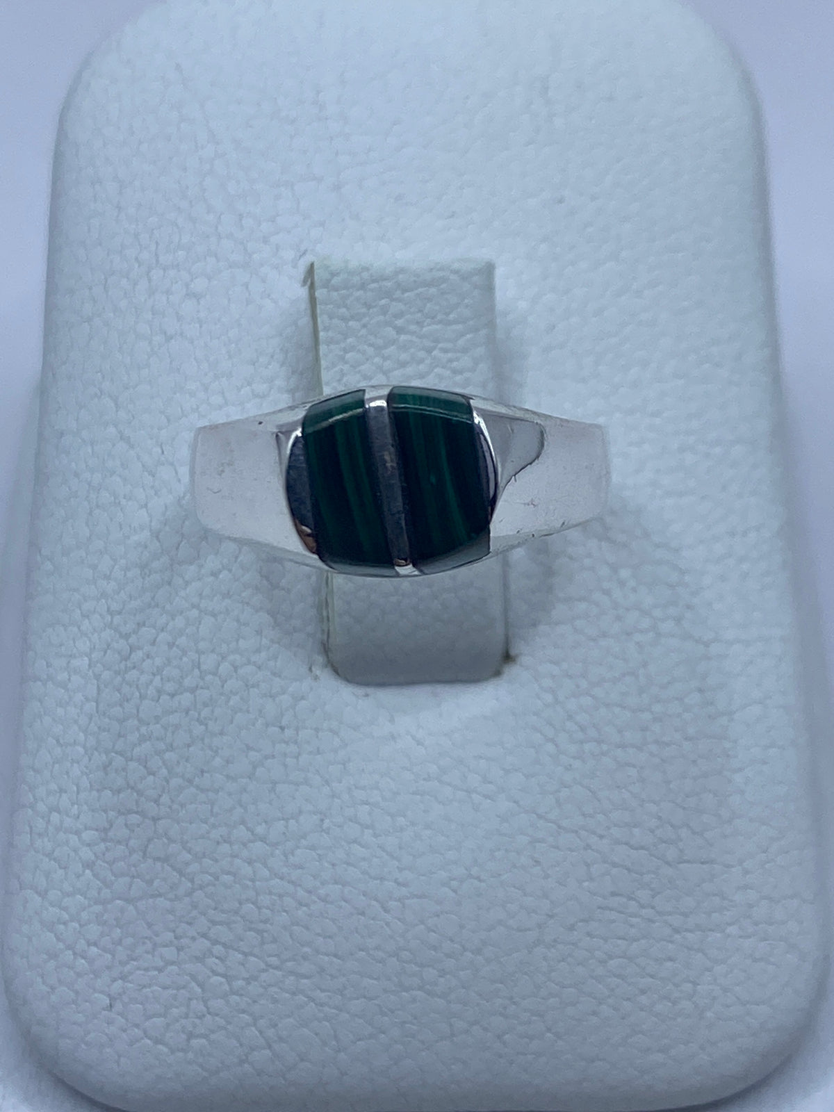 Anillo de plata 925 con malaquita verde engastada, visto de frente sobre dedo
