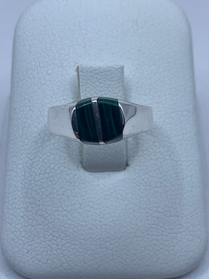 Anillo de plata 925 con malaquita verde engastada, visto de frente sobre dedo