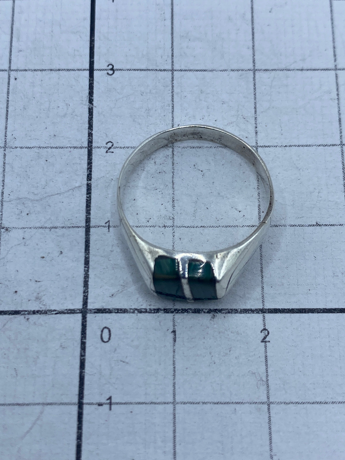 Anillo sobre fondo blanco mostrando el grabado 925