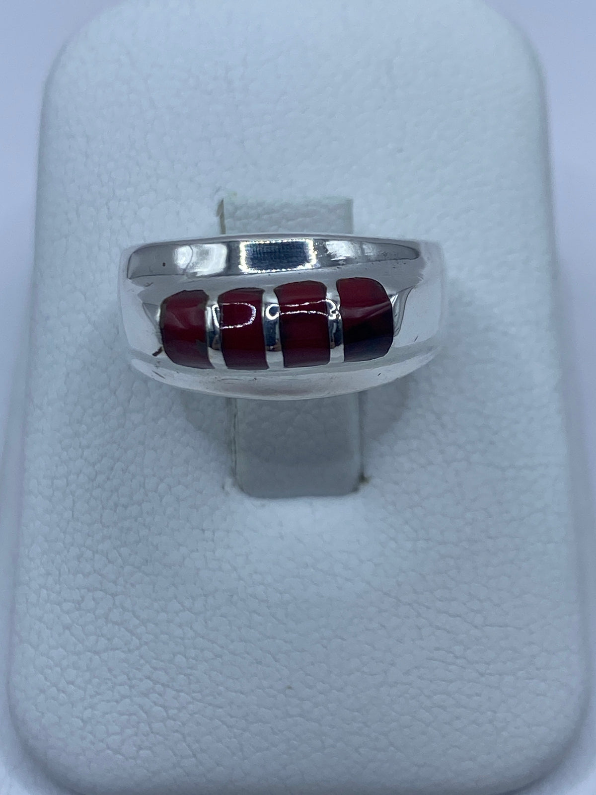 Anillo de plata 925 con coral rojo engastado, visto de frente mostrando las cuatro piedras