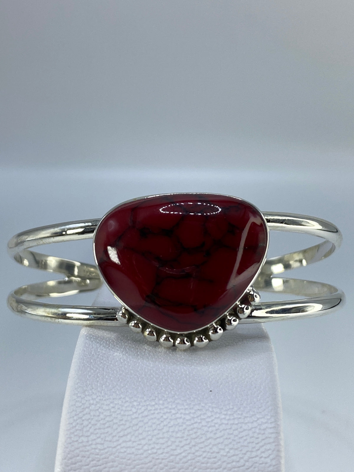 Brazalete de plata rígido con coral rojo engastado, vista frontal del diámetro interior 6.5 cm
