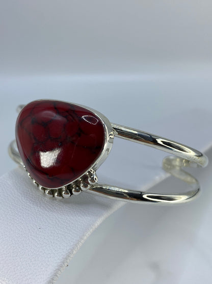 Brazalete de plata y coral puesto en la muñeca, mostrando el ancho de banda 6.2 cm