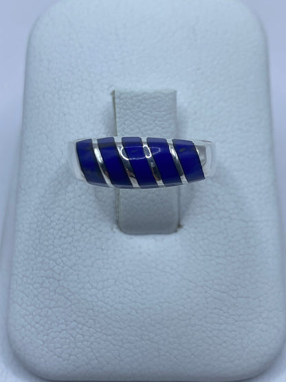 Anillo de plata 925 con lapislázuli azul intenso, vista frontal en estuche blanco